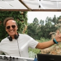 DJ profissional a animar casamento com pista cheia